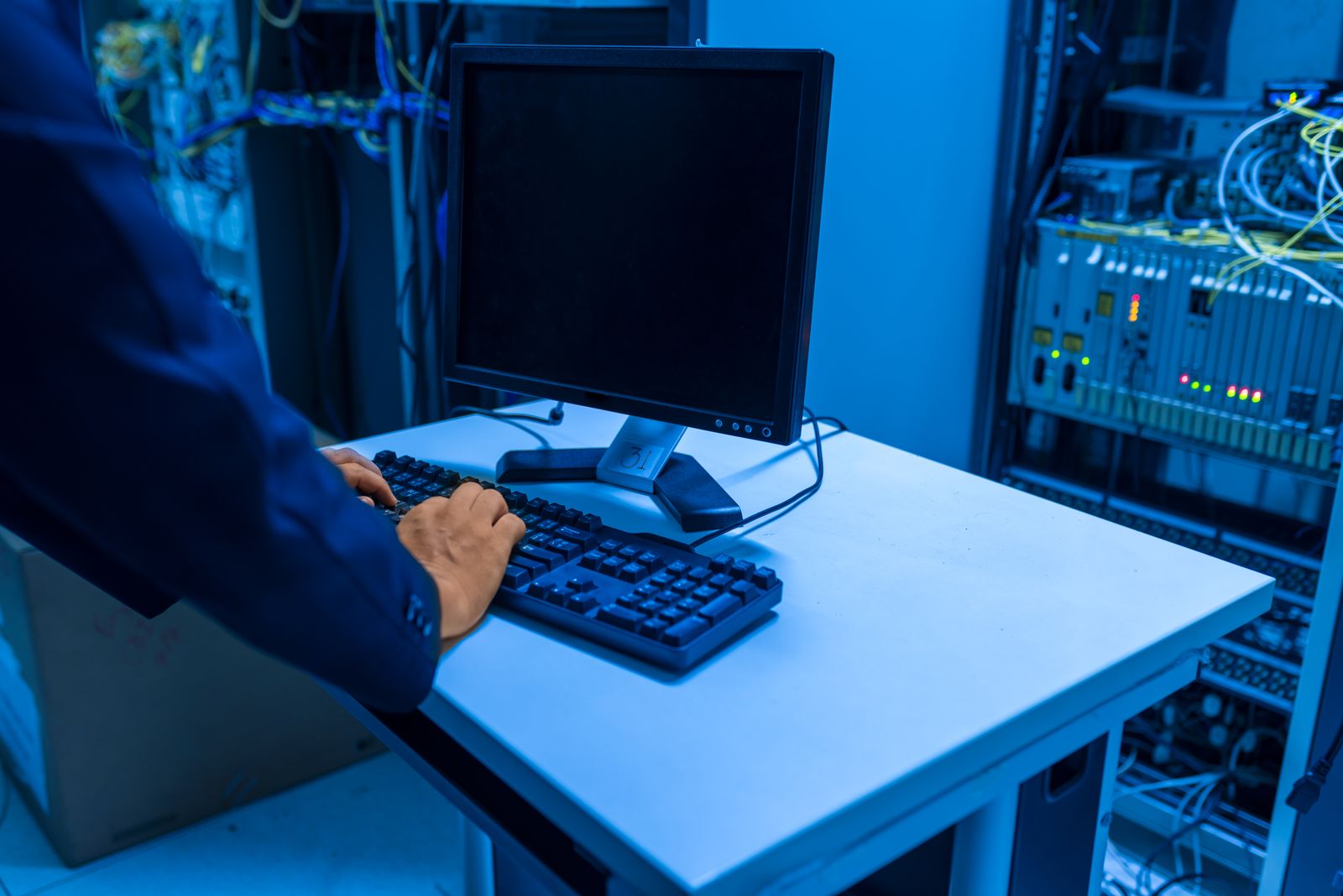 Técnico configurando equipo de red en un centro de datos